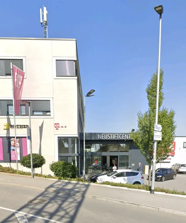 Verglaster Eingangsbereich an der Seite des Gewerbegebäudes in Passau