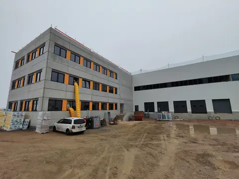 Innstolz-Gebäude in Deggendorf mit farbigen Fassadenfeldern und angrenzender weißer Halle