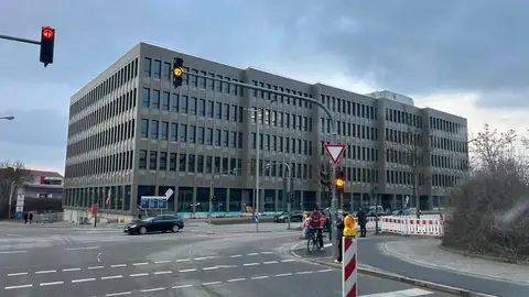 Straßenansicht des Lillenthallcenters in Regensburg mit hohen Fensterreihen an der mehrgeschossigen Fassade