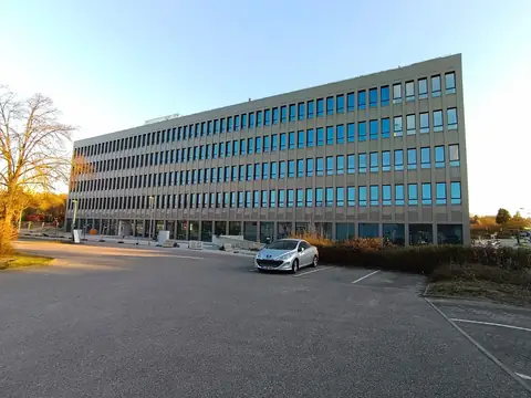 Breite Frontansicht des Lillenthallcenters mit regelmäßig gegliederter Fensterfassade