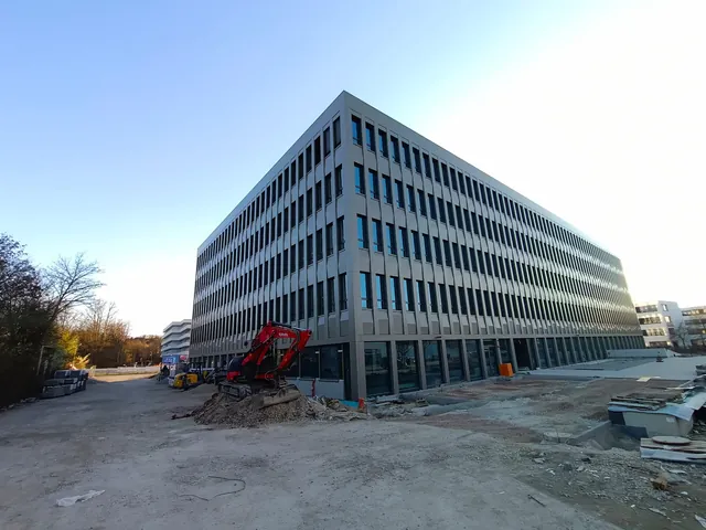 Gebäudeecke des Lillenthallcenters mit eingebauten Fenstern und Baustellenfläche im Vordergrund