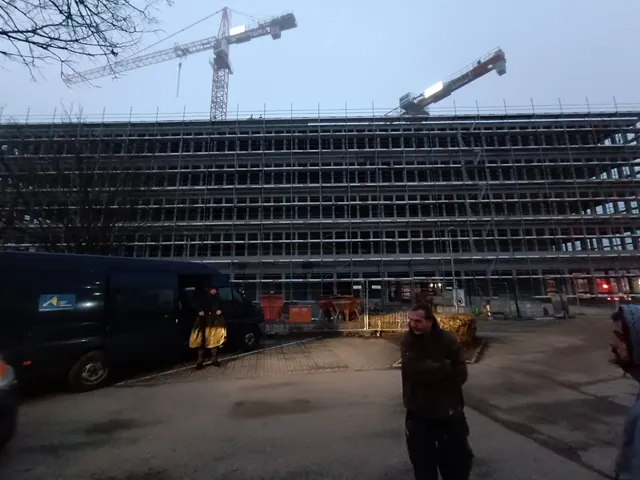 Eingerüstete Fassade des Lillenthallcenters während der Bauphase mit Kränen im Hintergrund