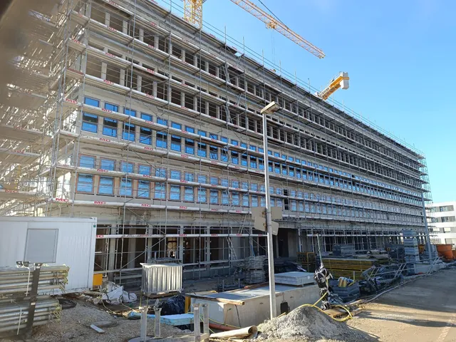 Fensterreihen hinter dem Fassadengerüst am Lillenthallcenter in Regensburg