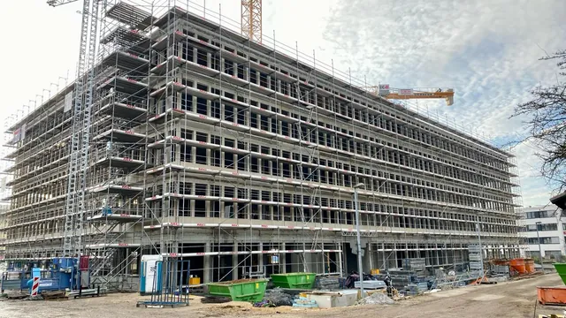 Eingerüsteter Gebäudekomplex des Lillenthallcenters mit Baustelleneinrichtung
