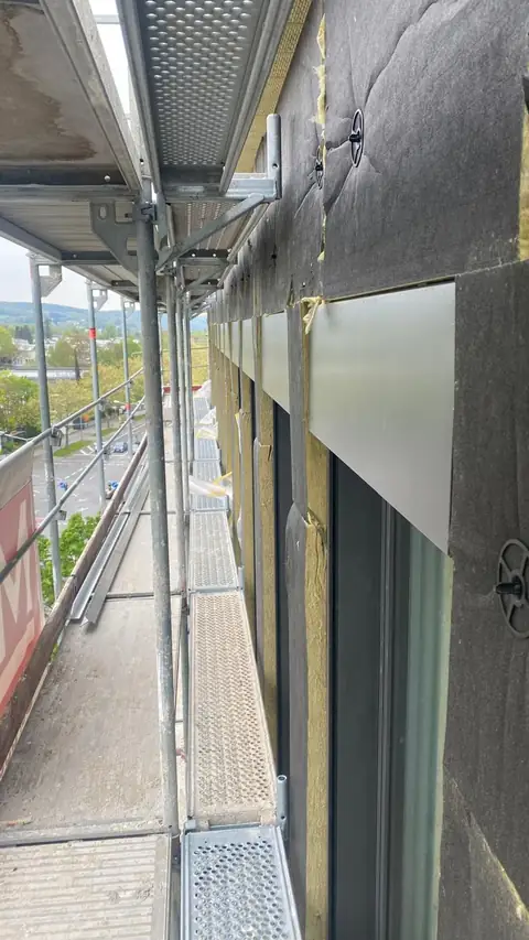 Nahansicht eines Fensters und der Fassadenanschlüsse vom Gerüst am Lillenthallcenter
